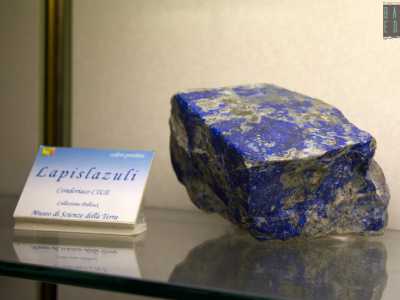 Perch� da molti minerali si producono colori. Si veda il lapislazzuli, da cui si ricava l�intenso bleu egizio ampiamente utilizzato sin dall�antichit�